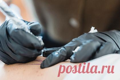 Мастер раскрыл истинный смысл популярных у клиентов татуировок. Тату-мастер Клаудио Трейна назвал скрытый смысл популярных наколок на разных частях тела. Так, например, пять точек на тыльной стороне ладони означают отбытие срока в тюрьме. Четыре точки, образующие квадрат, символизируют четыре стены камеры, а пятая по центру — заключенного внутри нее.