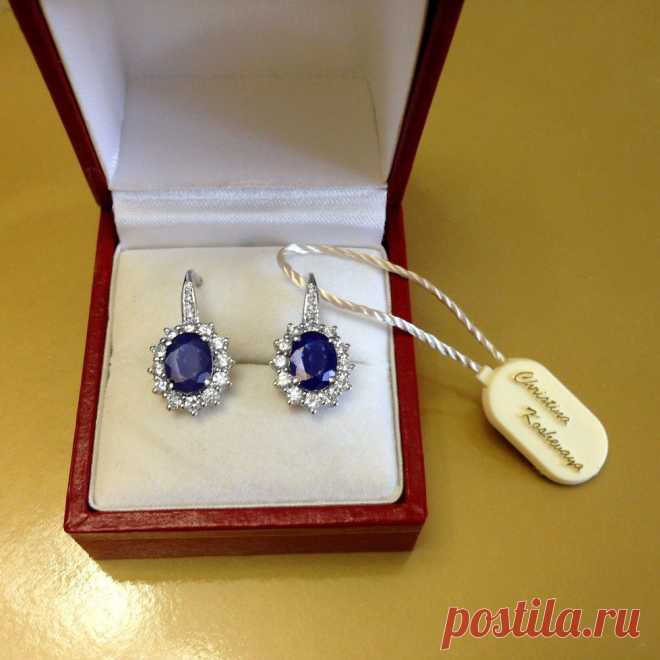 Серьги из золота 750 пробы, сапфиры, бриллианты.