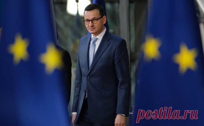 Премьер Польши назвал спор с Евросоюзом «разговором с пистолетом у виска». Спор по поводу польской судебной реформы тянется с 2017 года. В октябре КС Польши решил, что в ряде случаев местное законодательство должно преобладать над законами ЕС. Моравецкий допустил, что ЕК может начать «Третью мировую»