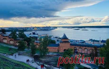 Синоптики предупредили, что дожди в Поволжье сменятся ночными заморозками. До вечера 28 сентября в ПФО сохранится дождливая погода Ночью на западе и юге региона заморозки до -3 градусов. В Приволжье возможны грозы. Днем воздух прогреется до +15...+20 градусов, на востоке — до +22. 28-29 сентября ожидается переменная облачность, местами кратковременные дожди, грозы, днем прогремедут сильные ливни с градом, сообщает Гидрометцентр. В ночные часы воздух будет остывать до +10...+15 градусов по Цель…