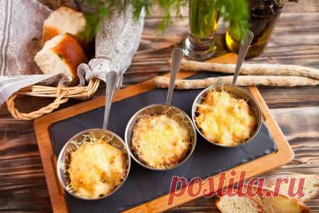 Жюльен с курицей и грибами.
Вам потребуется:
-Курица 250 г
-Шампиньоны свежие 250 г
-Лук репчатый 2 - 3 шт.
-Сыр твердых сортов 150 г
-Сметана 100 - 130 мл
-Мука пшеничная 1-2 ст.л.
-Соль по вкусу
-Смесь перцев по вкусу
-Масло растительное 2 ст.л.
Как готовить:
1. Начинаю я обычно с того, что на растительном масле обжариваю шампиньоны с луком. Хорошо бы сохранить традиционную нарезку ингредиентов соломкой. Но у меня в этот раз получились мелкие кубики)
2. Грибы с луком будем жарить до того