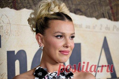 Звезда популярного сериала рассказала о тяжелых последствиях ранней славы. Звезда сериала «Очень странные дела» Милли Бобби Браун рассказала о проблемах с доверием. По словам 19-летней актрисы, психические проблемы возникли у нее из-за ранней славы. Браун заявила, что необходимость постоянно быть в центре внимания и спровоцировала у нее неконтролируемое желание огораживаться от людей.