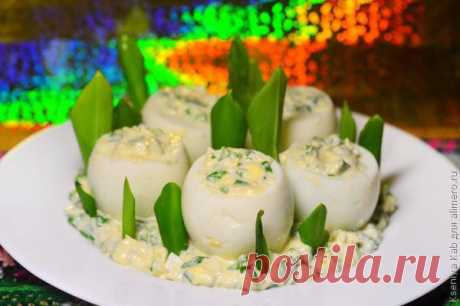 Яйца, фаршированные сыром и черемшой