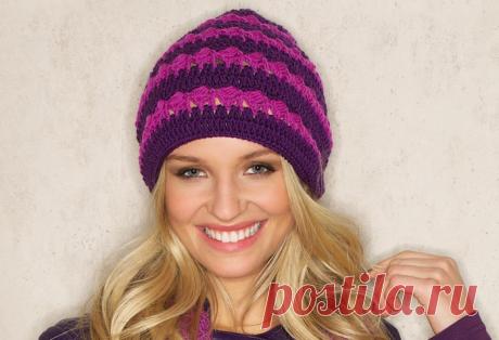 Красивая женская шапка связана крючком.
