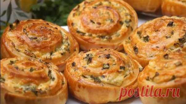 Необыкновенно вкусные, мягкие и ароматные. Подходят для перекуса и можно подать к первым и вторым блюдам вместо хлеба...

ВКУСНЯШКА ДЛЯ ПЕРЕКУСА
Ингредиенты:
Тесто:
Молоко – 130мл.
Мука – 300-350гр.
Масло сливочное – 100гр.
Сахар – 1 ч.л.
Соль – 1/2ч.л.
Дрожжи сухие – 5гр.

Начинка:
Чеснок – 3-4 зуб
Сыр -50-100гр.
Зелень (укроп, зеленый лук)-1 пучок.
Сливочное масло – 30гр.

Рецепт (текст и видео) - http://www.koolinar.ru/recipe/view/139638