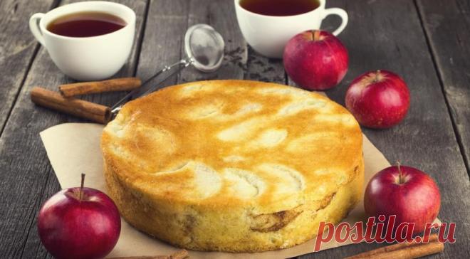 Яблочная шарлотка - ПУТЕШЕСТВУЙ ПО САЙТУ. ИНГРЕДИЕНТЫ яйца – 5 шт. сахар – 2-3 ст. л. мука – 150 г яблоки (средние) – 3-4 шт. корица – по вкусу ПОШАГОВЫЙ РЕЦЕПТ ПРИГОТОВЛЕНИЯ Шаг 1 Прогреть духовку до 180°C. Форму для выпекания смазать сливочным маслом и присыпать мукой. Шаг 2 Для теста: взбить яйца с сахаром в …