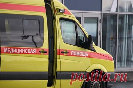 Россиянин провел опыт с петардой и выбил зубы шестилетнему сыну. Житель Омска повторил опыт из увиденного в интернете ролика, взорвал в холодильнике петарду и выбил зубы своему шестилетнему сыну. Как выяснила прокуратура, когда устройство сдетонировало, то от бытовой техники прямо в лицо мальчику отлетела деталь, которая нанесла ребенку раны нижней губы и челюсти.