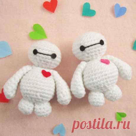 Бэймакс из мультика «Город героев» На сайте Handcraft Studio вы найдете схему вязания персонажа из известного мультфильма «Город героев». Связать игрушку Бэймакса будет по силам даже начинающим рукодельницам.