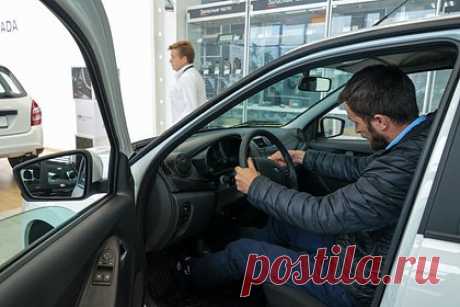 Раскрыт рост цен на легковушки в России. В 2023 году средняя стоимость нового легкового автомобиля на российском рынке выросла до 2,6 миллиона рублей с начала года. Прирост в сравнении с прошлогодними значениями составил 13,5 процента. С января также увеличились средние цены на подержанные авто (плюс процентов, до 1,3 миллиона рублей).