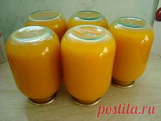 Прекрасный рецепт летнего настроения на зиму. Это и вкусно, и красиво, и полезно. Продукты: 1 средняя тыква 200-300 гр сахара 2 лимона 2 апельсина Как приготовить тыквенный сок с апельсинами и лимонами на зиму: Тыкву очищаем от кожуры и внутренностей и нарезаем на небольшие кусочки размером 2-4 см каждый. Перекладываем все в кастрюлю и заливаем водой, чтобы она была до уровня тыквы (только покрывала тыкву). Ставим кастрюлю на огонь, как закипит, варим тыкву в течение 10 минут. После чего массу н