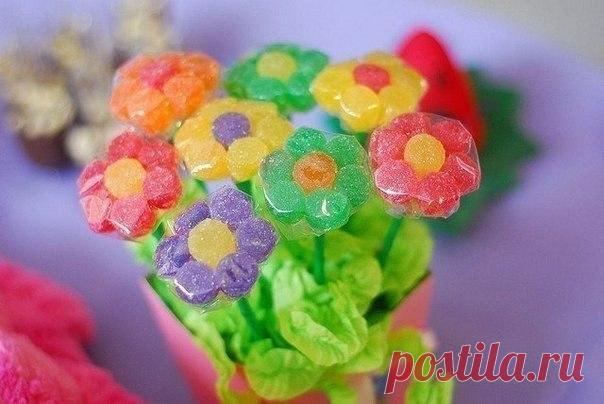 Простое украшение стола — букетик из мармеладок.