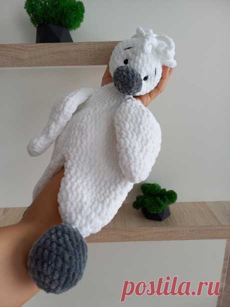 PDF Комфортер крючком. FREE crochet pattern; Аmigurumi toy patterns. Амигуруми схемы и описания на русском. Вязаные игрушки и поделки своими руками #amimore - плюшевый комфортер в виде утёнка для малышей, большая уточка из плюшевой пряжи, утка, птица, птичка.