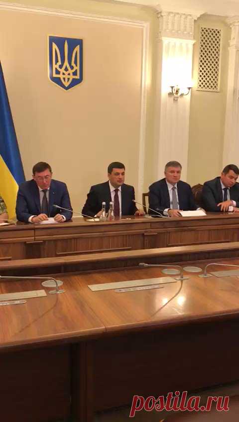 Я хочу сказати всім контрабандистам і силовикам, які їх кришують. Ви заробляєте сотні тисяч, а країна втрачає мільярди. Вас треба завезти на передову, щоб ви подивились в очі бійцям, в яких крадете гроші. Аналізуватиму роботу кожної митниці, щоб відловити всіх мерзотників.