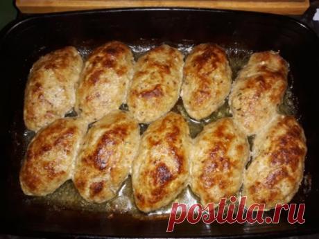 Сочные рыбные котлеты в духовке 
Автор Нелли Закирова 
 
Купила 2 минтая, 2 скумбрии.Почистила и пропустила 2 раза через мясорубку с мелкой решеткой.( целиком с костями) , потом 2 лука, немного хлеба сухого, замоченного в молоке, соль, перец. Масла и сало добавлять не надо, и так жирные. Сделала в духовке, 50 г воды в форму и на 40 мин при средней температуре. 
 
Часть котлет пожарила под крышкой, обваляв в панировке. В духовке больше понравились...