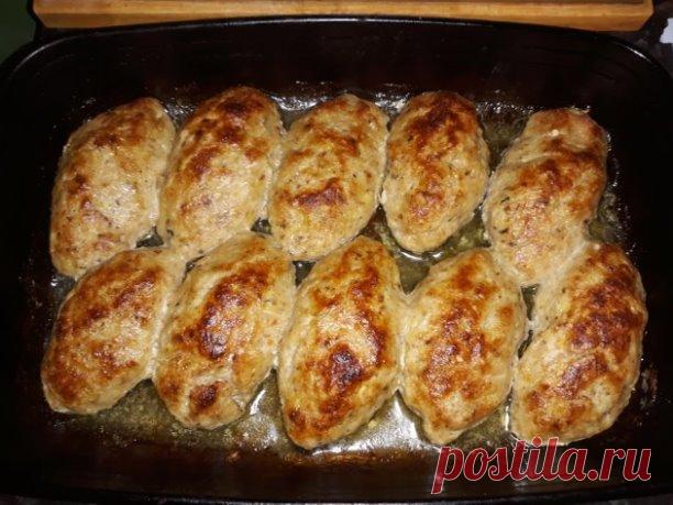 Сочные рыбные котлеты в духовке 
Автор Нелли Закирова 
 
Купила 2 минтая, 2 скумбрии.Почистила и пропустила 2 раза через мясорубку с мелкой решеткой.( целиком с костями) , потом 2 лука, немного хлеба сухого, замоченного в молоке, соль, перец. Масла и сало добавлять не надо, и так жирные. Сделала в духовке, 50 г воды в форму и на 40 мин при средней температуре. 
 
Часть котлет пожарила под крышкой, обваляв в панировке. В духовке больше понравились...