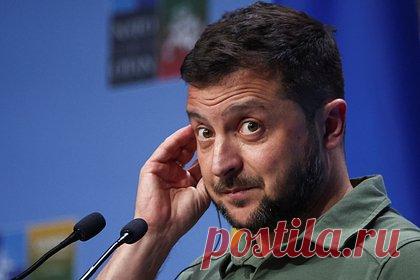 Зеленского уличили в попытке шантажировать НАТО. Чем закончился саммит альянса для Украины?. Президент Украины Владимир Зеленский позволил себе шантаж НАТО, пишет The New York Times. Как стало известно изданию, украинский лидер угрожал не явиться на первое заседание совета Украина-НАТО. Собеседник NYT уточнил, что подобные заявления звучали вечером во вторник 11 июля.