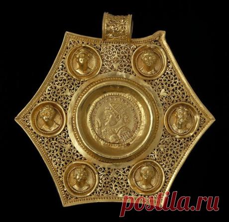 медальон с портретами императоров