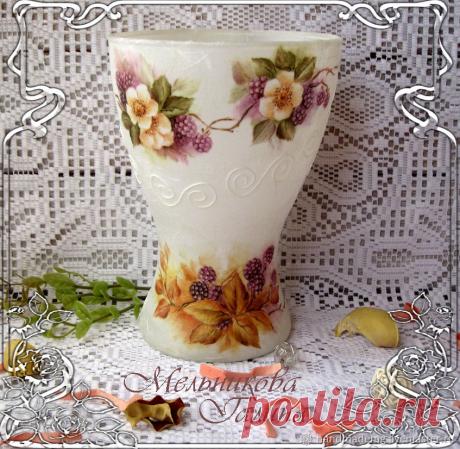 Ваза для цветов и тарелка декоративная – купить на Ярмарке Мастеров – B1LVTRU | Вазы, Москва Ваза для цветов и тарелка декоративная. в интернет-магазине на Ярмарке Мастеров. Ваза для цветов и тарелка декоративная, выполнены в одном стиле , дополняют друг друга и станут достойным украшением Вашего интерьера.
 Декоративные стеклянные ваза и тарелка полупрозрачные, выполнены в технике декупаж с использованием рисовой бумаги с нежным рисунком.