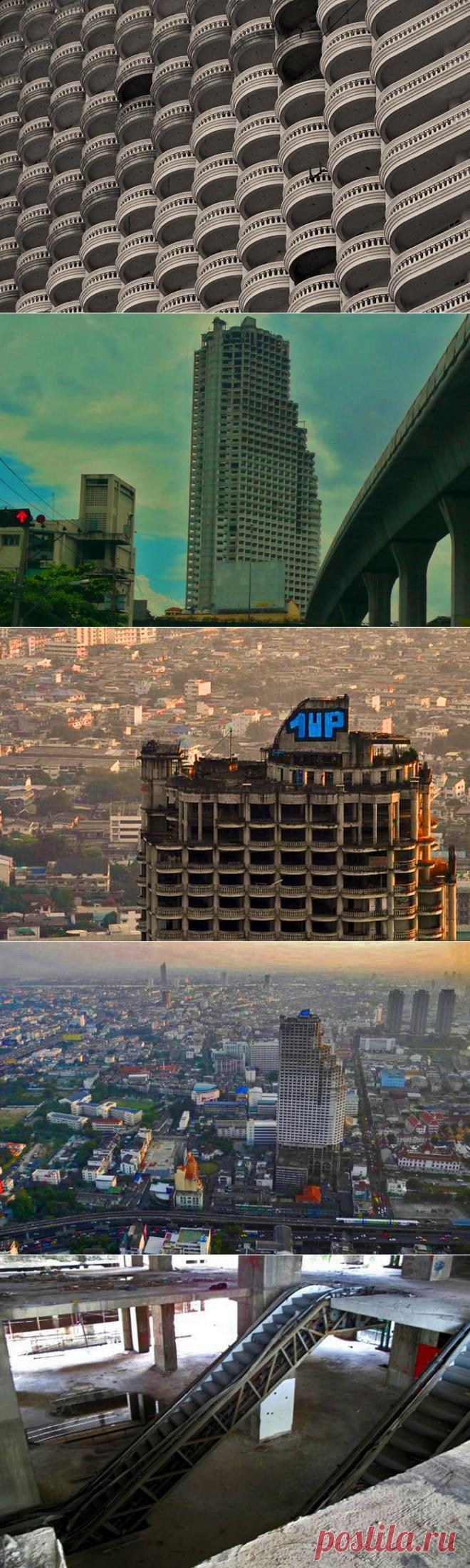 В 90-х годах прошлого века по Таиланду прошел большой экономический бум. И одним из самых амбициозных и ярких проектов по обустройству города была башня Саторна. Здание должно было стать главным украшением обновленного архитектурного ансамбля тайской столицы и гордо возвыситься над другими городскими постройками. В здании, высотой в 49 этажей должно было уместиться более шестисот квартир. Но, увы, проекту не суждено было сбыться из-за азиатского финансового кризиса... читать дальше: