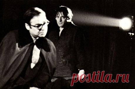 Герман Воскресенски и Анатолий Гузенко- спектакль "Гамлет" А. Левинского в театре МГУ (король и Лаэрт).