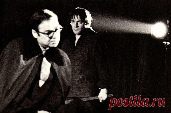 Герман Воскресенски и Анатолий Гузенко- спектакль "Гамлет" А. Левинского в театре МГУ (король и Лаэрт).