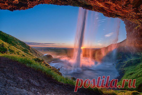 Закат у водопада Seljalandsfoss, Исландия