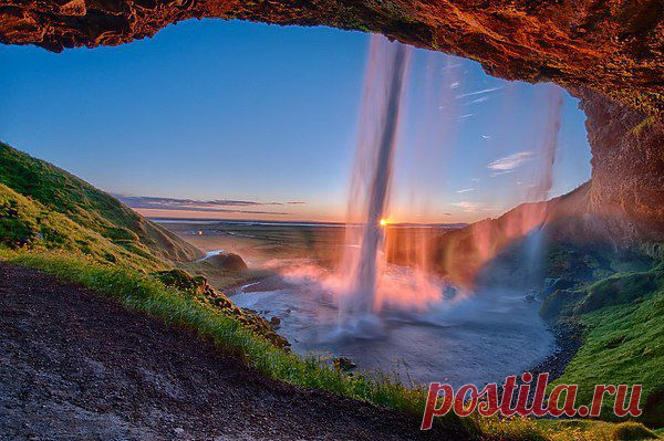 Закат у водопада Seljalandsfoss, Исландия
