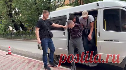 Передавал сведения о военных грузах: ФСБ сообщила о задержании жителя Крыма за пособничество СБУ. Гражданин России 1965 года рождения задержан за передачу украинским спецслужбам данных о формировании и перемещении военных грузов, следующих через территорию Крыма в зону СВО. Как уточнили в ФСБ, задержанный признал факт сотрудничества с СБУ и сообщил координаты схрона, в котором находилось самодельное взрывное устройство. Возбуждено уголовное дело о незаконном приобретении, передаче, сбыте,…