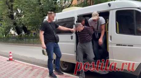 Передавал сведения о военных грузах: ФСБ сообщила о задержании жителя Крыма за пособничество СБУ. Гражданин России 1965 года рождения задержан за передачу украинским спецслужбам данных о формировании и перемещении военных грузов, следующих через территорию Крыма в зону СВО. Как уточнили в ФСБ, задержанный признал факт сотрудничества с СБУ и сообщил координаты схрона, в котором находилось самодельное взрывное устройство. Возбуждено уголовное дело о незаконном приобретении, передаче, сбыте,…