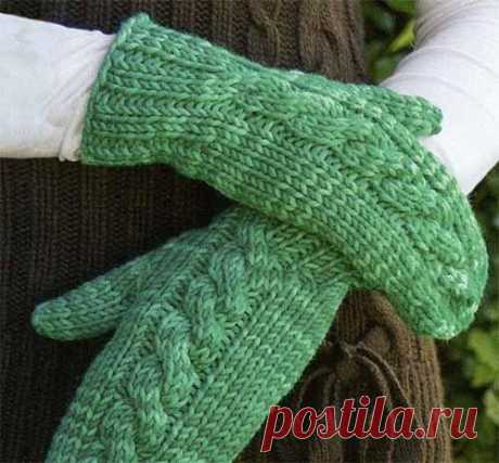 Зеленые варежки с узором «Косы» по центру связаны спицами из полушерстяной пряжи

#варежки@knittinglove

Размеры: 7/8 
Показать полностью…