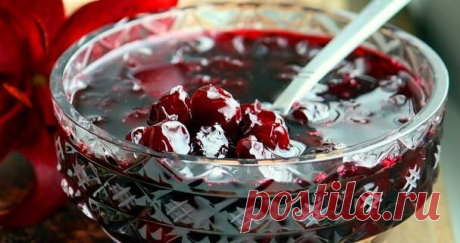 Варенье «Пятиминутка» из вишни Если вы любите, чтобы ягодки в варенье оставались целыми и не квасились, то вам точно понравится наш рецепт. Варенье варится быстро, просто и продуктов для его приготовления нужно минимум. Варенье в сиропе получается невероятно вкусным, каждая ягодка в нем сохраняет свою форму и внешний вид. Такое в