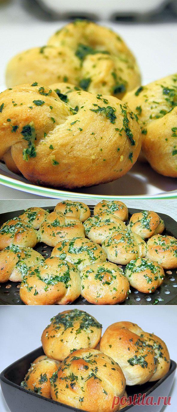 Чесночные узелки. Хрустящие снаружи, воздушные внутри -