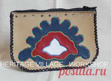 Татарский орнамент на кожаной косметичке . Татарская узорная кожа . Handmade leatherbag with tatar ornament . #косметичка , #татарский_орнамент , #tatarstan , #татарстан , #узорная_кожа , #кожаная_мозаика , #ичижный_шов , #кожа , #ручная_работа , #ремёсла_татарстана , #сумка , #leathercraft , #казань , #kazan , #кожаная_сумка , #сумки_ручной_работы , #leather_handbag