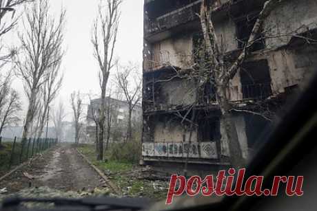 Боец ЧВК «Вагнер» заявил о скором полном контроле Артемовска. Какая обстановка в городе и как смещается линия фронта?. Боец частной военной компании (ЧВК) «Вагнер» заявил о скором полном контроле Артемовска. По его словам, чтобы полностью взять город под контроль, штурмовикам остается пройти около 1,5 километра по городской застройке, а линия фронта все ближе смещается к западным окраинам населенного пункта.