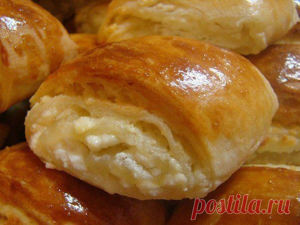 Творожное чудо
Just cook!


Ингредиенты:

Тесто:
200 г маргарина
3 ст. муки
0,5 ч.л. разрыхлителя
1 ст. кефира

Начинка:
500 г творога
0,5-1 ст. сахара
1 ч.л. ванилина
1 яйцо - белок

Для смазки: 1 желток