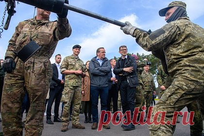 Военный аналитик объяснил финансирование обучения ВСУ в Европе. Военный аналитик, руководитель Бюро военно-политического анализа Александр Михайлов рассказал журналистам, что западные государства активно финансируют обучение Вооруженных сил Украины (ВСУ), чтобы создать видимость участия в делах Киева и избежать темы поставок техники.