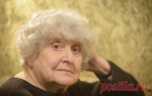 «Таблетки оптимизма» от 86-летней Инны Бронштейн, которые надо прочитать каждой взрослой женщине!

Лучшее средство вместо лекарств!

Инна Яковлевна Бронштейн – удивительная женщина. Ей уже далеко за 80. В прошлом она учитель истории… Живет в Минске. Стихи она начала писать уже в возрасте 80 лет, потеряв мужа и сына. И стихи эти, что самое удивительное, — лёгкие, юмористические и в то же время невероятно глубокие!

Прочитайте их — и вы получите заряд оптимизма:

1. Какое бл...