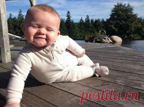 - Где мама? - На яботе. - А папа? - На ебалке. - А кто отвечает? - Их ебенок)))