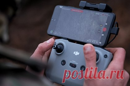 Российские военные поразили производящее беспилотники ВСУ предприятие. Российские военные поразили предприятие, производящее беспилотники Украины, в районе города Чугуев в Харьковской области. Об этом в понедельник, 1 января, сообщил официальный представитель Минобороны генерал-лейтенант Игорь Конашенков. ВС РФ также разбили четыре склада топлива для военной техники ВСУ.
