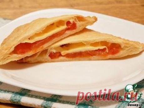 Слоеный пирог с начинкой из лука, плавленных сырков и яиц - кулинарный рецепт