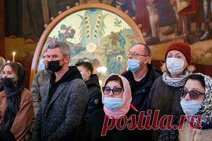В РПЦ объяснили непригодность ковид-сертификатов для храмов. Пресс-секретарь Московского патриархата Вахтанг Кипшизде заявил, что в РПЦ горячо приветствуют решение Госдумы во втором чтении закона о ковид-сертификатах исключить храмы из списка мест, для посещения которых потребуется QR-код. По его словам, храмы являются социально значимым объектом, а не местом для развлечения.