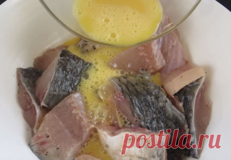 Заливаем рыбу яйцами: хрустящая закуска жарится сама