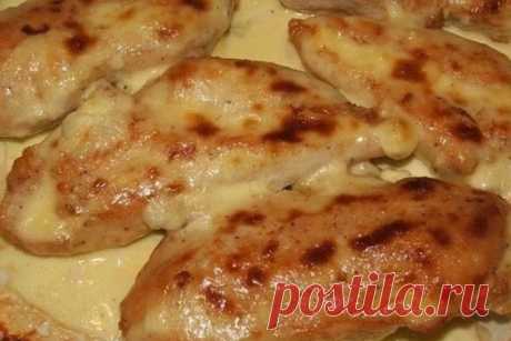Куриная грудка запеченная в кефире. Настоящая вкуснятина. *Энергетическая ценность 100г - 85,7ккал, б - 13,7г, у - 1,4г, ж - 2,6г.​* Ингредиенты:
куриная грудка 500гр;
кефир 1% 250мл;
зубчик чеснока 3шт;
специи по вкусу.
⠀
Способ приготовления:
Грудки промываем, разделываем на средние кусочки.
Чеснок нарезаем тоненько поперек. Отправляем в грудку.
Так же поступаем со специями.
Заливаем все кефиром, хорошо перемешиваем.
И отправляем в холодильник на час — полтора.
Затем ста...