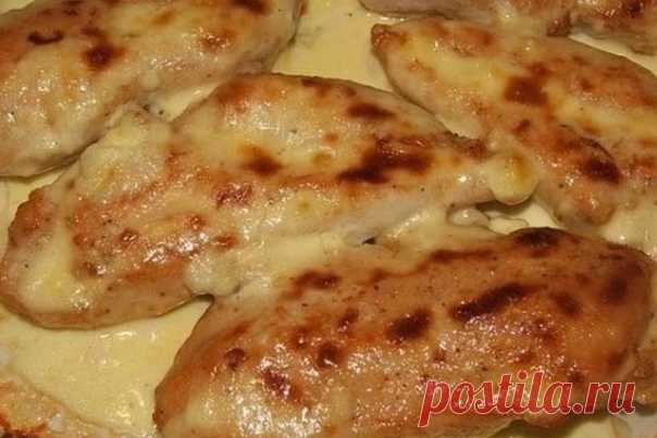 Куриная грудка запеченная в кефире. Настоящая вкуснятина. *Энергетическая ценность 100г - 85,7ккал, б - 13,7г, у - 1,4г, ж - 2,6г.​* Ингредиенты:
куриная грудка 500гр;
кефир 1% 250мл;
зубчик чеснока 3шт;
специи по вкусу.
⠀
Способ приготовления:
Грудки промываем, разделываем на средние кусочки.
Чеснок нарезаем тоненько поперек. Отправляем в грудку.
Так же поступаем со специями.
Заливаем все кефиром, хорошо перемешиваем.
И отправляем в холодильник на час — полтора.
Затем ста...