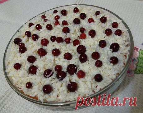 Салат с брусникой, грецкими орехами и сыром слоями
