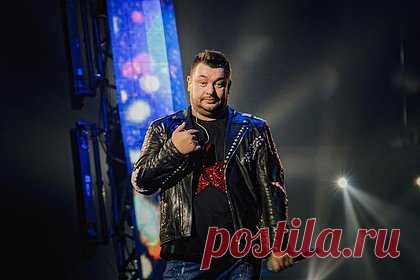 Солист «Руки Вверх!» Сергей Жуков рассказал о работе и зарплате 12-летнего сына. Солист «Руки Вверх!» Сергей Жуков рассказал о работах и зарплатах своих детей. По мнению Жукова и его супруги Регины Бурд, глупо давать деньги детям просто так: несовершеннолетние члены семьи помогают в кондитерском цеху семьи и выходят на сцену. Например, 12-летний Энджел отдает родителям до 60 процентов зарплаты.