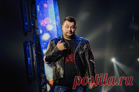 Солист «Руки Вверх!» Сергей Жуков рассказал о работе и зарплате 12-летнего сына. Солист «Руки Вверх!» Сергей Жуков рассказал о работах и зарплатах своих детей. По мнению Жукова и его супруги Регины Бурд, глупо давать деньги детям просто так: несовершеннолетние члены семьи помогают в кондитерском цеху семьи и выходят на сцену. Например, 12-летний Энджел отдает родителям до 60 процентов зарплаты.