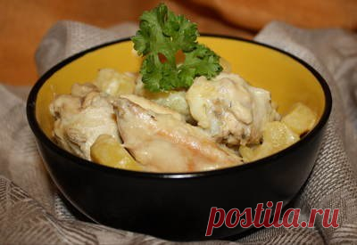 Готовим ВКУСНУЮ КУРИЦУ В МУЛЬТИВАРКЕ!

Приготовив курицу в мультиварке, со сметаной и чесноком, вы получите праздничное блюдо. Чеснок придаст куриному мясу оригинальный вкус, а сметана невероятную сочность и мягкость.

ИНГРЕДИЕНТЫ:

курица – 1,5 кг;
сметана – 200 гр;
чеснок – 5 зубков
соль, перец по вкусу.

ПРИГОТОВЛЕНИЕ:

Налейте растительное масло в кастрюлю мультиварки. Прогрейте на режиме «Выпечка».

Нашинкуйте лук полукольцами и немного его обжарьте на этом же режиме....