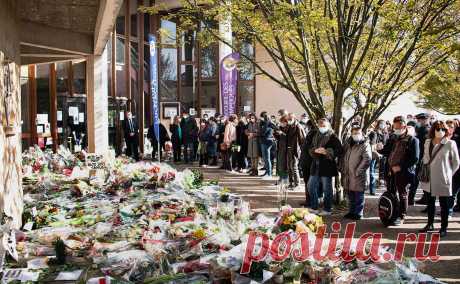 В Париже вынесли приговор подросткам за убийство учителя из-за карикатур. Пати в 2020-м обезглавил 18-летний уроженец Чечни за то, что учитель показывал карикатуры на пророка Мухаммеда. Среди осужденных подростков есть те, кто следил за преподавателем и указал на него нападавшему. Убийца был застрелен