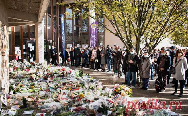 В Париже вынесли приговор подросткам за убийство учителя из-за карикатур. Пати в 2020-м обезглавил 18-летний уроженец Чечни за то, что учитель показывал карикатуры на пророка Мухаммеда. Среди осужденных подростков есть те, кто следил за преподавателем и указал на него нападавшему. Убийца был застрелен